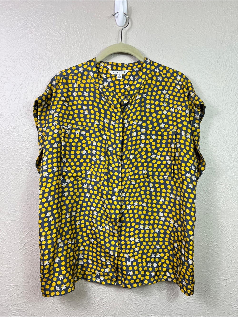 Cabi Silk Gray Yellow Polka Dot Cap Sleeve Mandarin Collar Blouse Small - Picture 1 of 8